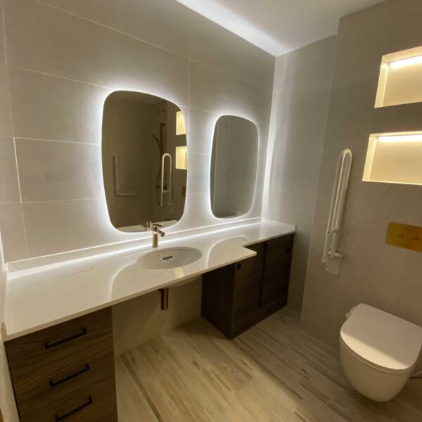 Baño moderno con iluminación LED