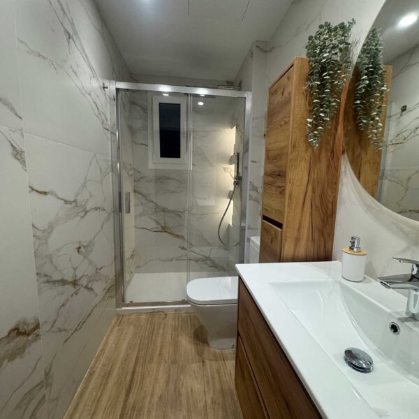Baño de diseño con ducha y nicho decorativo