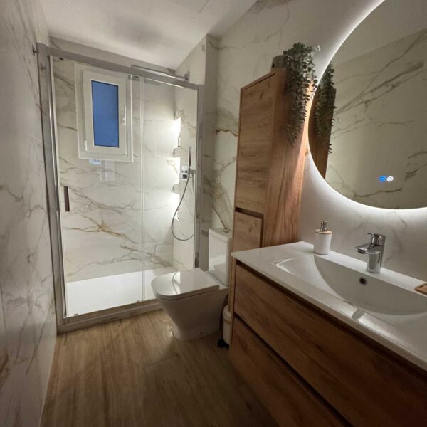 Baño de diseño con ducha y nicho decorativo