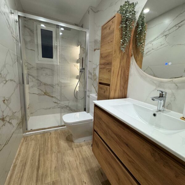 Baño de diseño con ducha y nicho decorativo