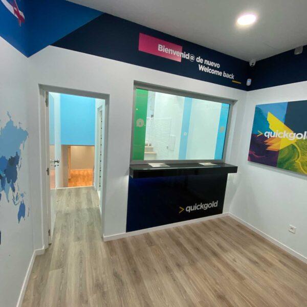 Local comercial reformado con mostrador de atención y diseño corporativo