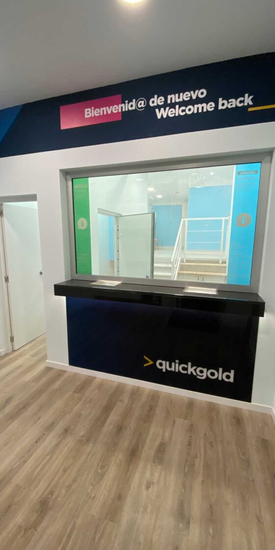 Zona de atención al cliente en local comercial reformado con branding