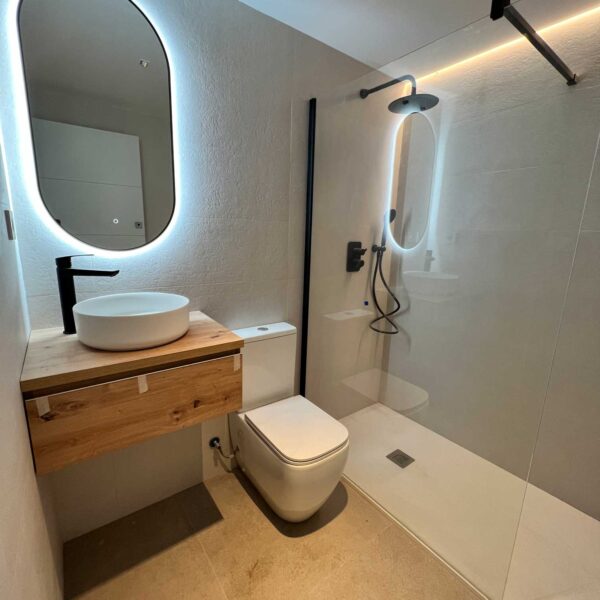 Ducha con mampara de cristal, rociador negro y luz LED integrada en pared