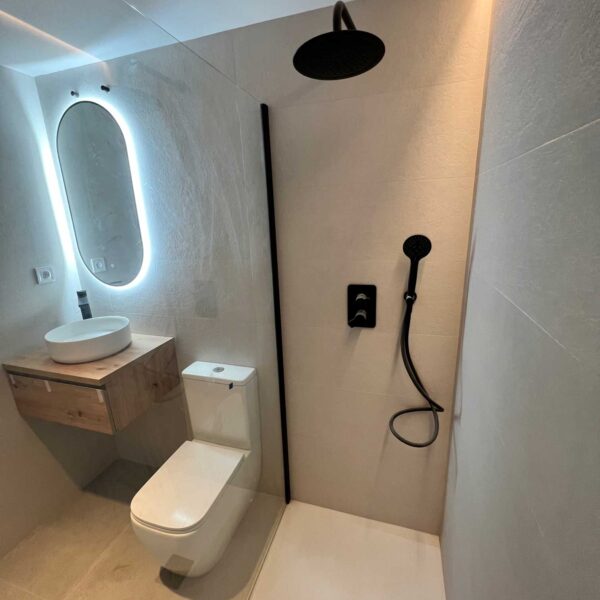 Mueble de baño suspendido con lavabo y espejo ovalado con luz LED