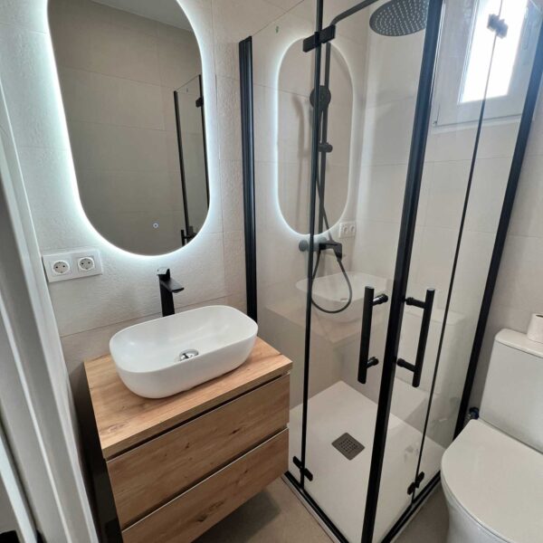 Mueble de baño suspendido con lavabo y espejo ovalado con luz LED