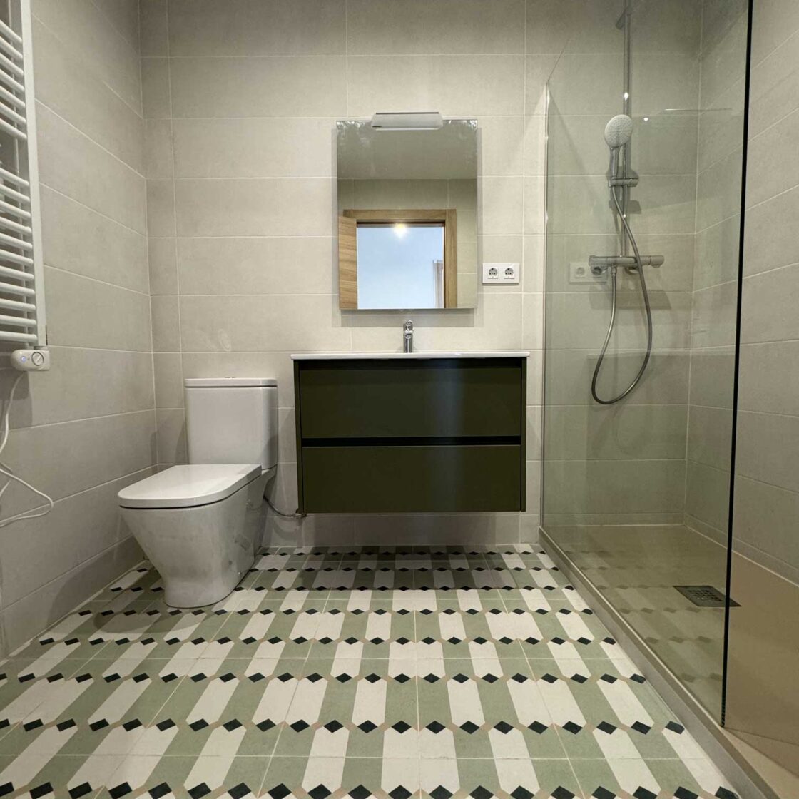 Baño de diseño con ducha y nicho decorativo