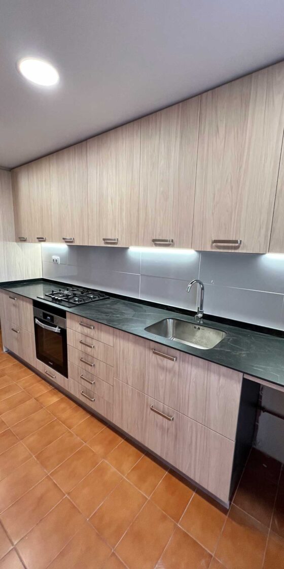 Cocina moderna blanca con encimera efecto mármol